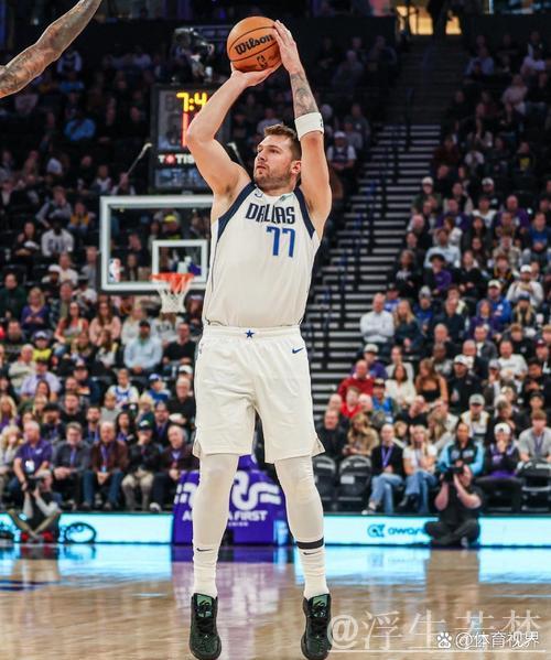 东契奇突破中投命中并造成犯规 东契奇突破中投命中并造成犯规